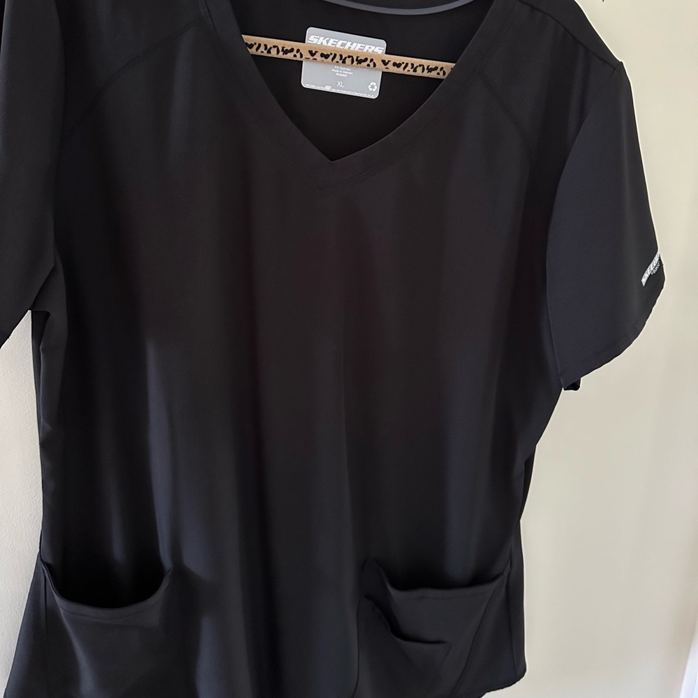 Black Sketchers by Barco Uniforms Scrub Top 🖤 Size - XL